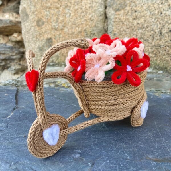 Triciclo em tricotin com flores coloridas